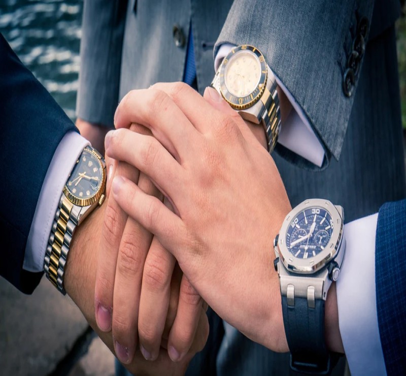 Navigating the Luxury Watch Market Online