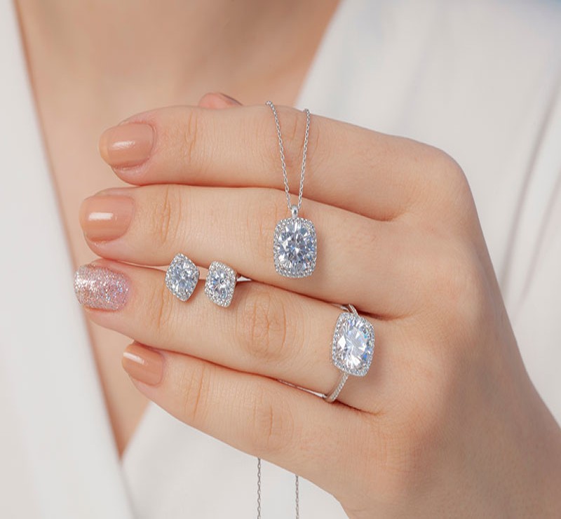 How to Select the Right Online Diamond Ring Store for Your Needs