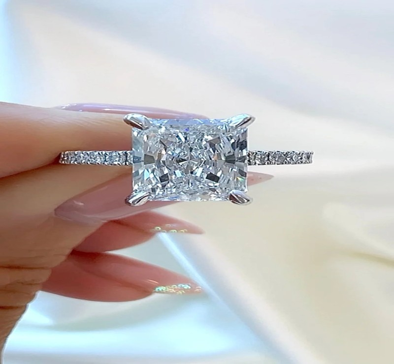 Guidelines for Selecting the Ideal Engagement Ring Online