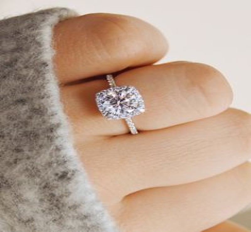 Unwrap the Perfect Engagement Ring This Christmas